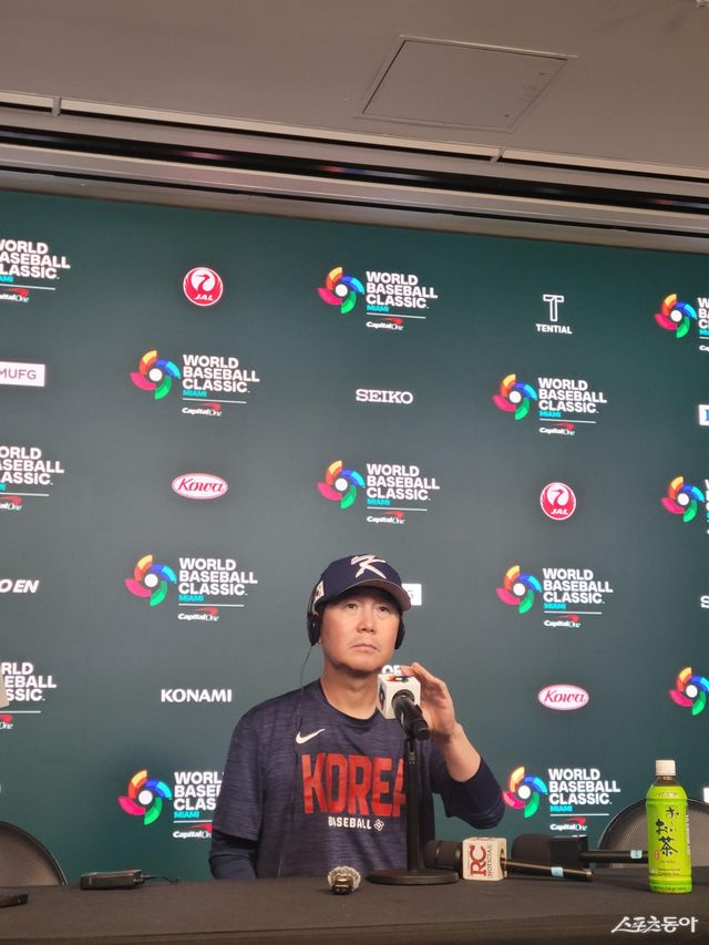 류지현 야구 대표팀 감독(55)이 13일(한국시간) 미국 플로리다주 마이애미 론디포파크서 열린 2026 월드베이스볼클래식(WBC) 공식 기자회견에서 도미니카공화국과 8강전 선발투수를 류현진으로 직접 발표하고 있는 모습. 마이애미｜장은상 기자 award@donga.com