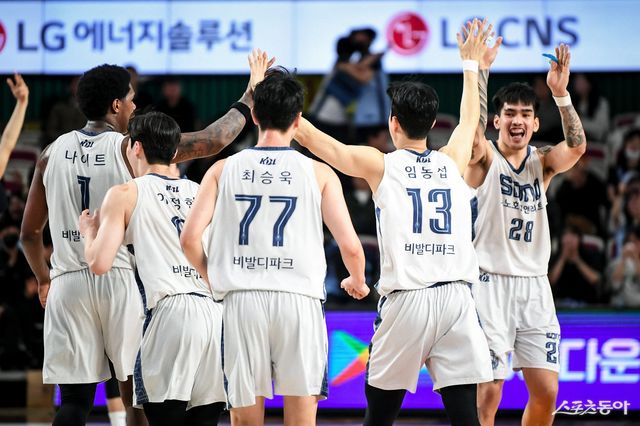 소노 선수들이 11일 창원체육관서 열린&nbsp;LG전에서&nbsp;승리한 뒤 기뻐하고 있다. 사진제공｜KBL