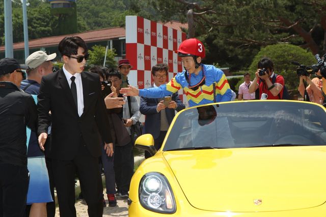 기수의 통산 승수에는 그들이 흘린 땀과 눈물의 서사가 담겨있다. ‘경마 대통령’ 박태종이 2000승 달성 당시 오픈 카 퍼레이드를 하며 팬들의 축하를 받는 모습. 박 기수는 통산 최다인 2249승을 기록한 뒤 은퇴해 한국마사회 심판 자문위원으로 제2의 삶을 살고 있다. 사진제공 | 한국마사회