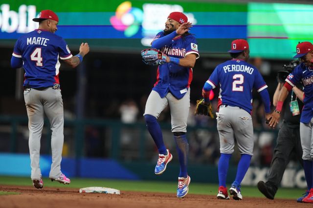 도미니카공화국 야구대표팀이 12일(한국시간) 미국 마이애미 론디포파크서 열린 제6회 WBC 본선 1라운드 D조 4차전 베네수엘라전서 7-5로 승리한 뒤 세리머니를 하고 있다. 마이애미｜AP뉴시스