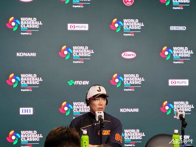 이바타 히로카즈 일본 대표팀 감독이 13일(한국시간) 미국 플로리다주 마이애미 론디포 파크서 열린 2026 월드베이스볼클래식(WBC) 공식 기자회견에서 8강전 선발투수를 공개하고 있다.&nbsp;이바타 감독은 “야마모토가 8강 베네수엘라전에 선발투수로 등판할 것”이라고 전했다. 마이애미｜장은상 기자 award@donga.com