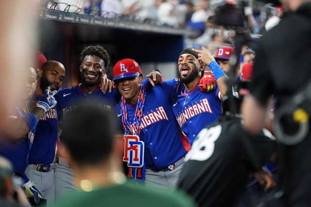 도미니카공화국 야구대표팀 후안 소토(가운데)가 12일(한국시간) 미국 마이애미 론디포파크서 열린 제6회 WBC 본선 1라운드 D조 4차전 베네수엘라전서 홈런을 친 뒤 동료와 세리머니를 하고 있다. 마이애미｜AP뉴시스