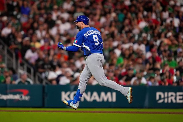 이탈리아 야구대표팀 비니 파스콴티노가 12일(한국시간) 미국 텍사스주 휴스턴 다이킨파크서 열린 제6회 WBC 본선 1라운드 B조 4차전 멕시코전에 홈런을 치고 포효하며 베이스를 돌고 있다. 텍사스주｜AP뉴시스