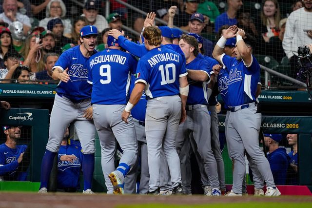 이탈리아 야구대표팀 비니 파스콴티노(9번)가 12일(한국시간) 미국 텍사스주 휴스턴 다이킨파크서 열린 제6회 WBC 본선 1라운드 B조 4차전 멕시코전에 홈런을 치고 동료의 축하를 받고 있다. 텍사스주｜AP뉴시스