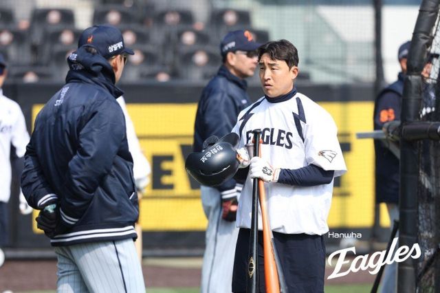 한화 손아섭(오른쪽)이 12일 대전한화생명볼파크서 열린 삼성과 시범경기에 앞서 타격 훈련을 하고 있다. 사진제공｜한화 이글스