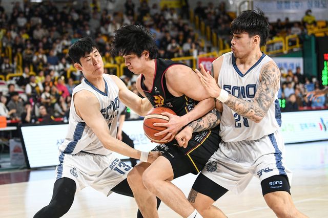 소노 케빈 켐바오(오른쪽)와 임동섭(왼쪽)이 11일 창원체육관서 열린 LG전에서 칼 타마요의 공격을 필사적으로 막고 있다. 사진제공｜KBL