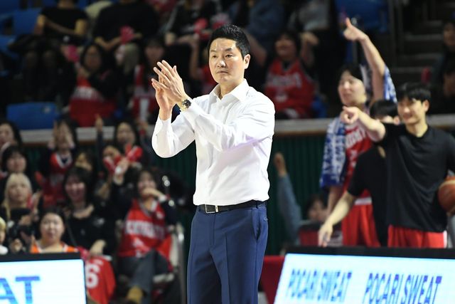 전희철 SK 감독이 12일 잠실학생체육관에서 열린 ‘2025~2026 LG전자 프로농구’ 정규리그 6라운드 DB와 홈경기서 선수들을 격려하고 있다. 사진제공｜KBL
