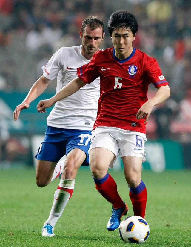 이용래 대구 코치는 30년간의 선수 생활을 뒤로 하고 올 시즌 지도자로서 첫 발을 내딛었다. 사진은 현역시절 국가대표로 맹활약했던 이 코치의 모습. 스포츠동아DB