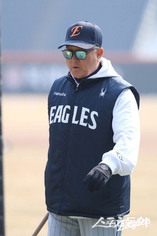 김경문 한화 감독이 12일 대전한화생명볼파크서 열린 삼성과 홈경기에 앞서 훈련을 지휘하고 있다. 사진제공｜한화 이글스