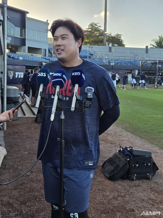 야구 대표팀 류현진이 12일(한국시간) 미국 플로리다주 마이애미 FIU베이스볼스타디움서 현지 적응 훈련을 마친 뒤 취재진과 인터뷰를 하며 활짝 웃고 있다. 마이애미｜장은상 기자 award@donga.com