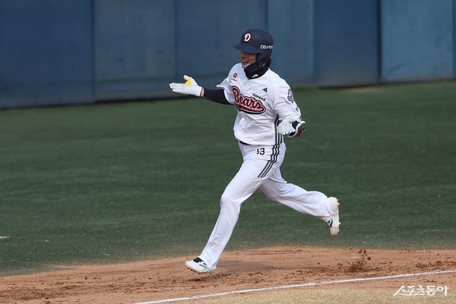 두산 이유찬이 12일 이천 두산베어스파크서 열린 키움과 시범경기 개막전 도중 홈런을 친 뒤 기뻐하고 있다. 사진제공｜두산 베어스