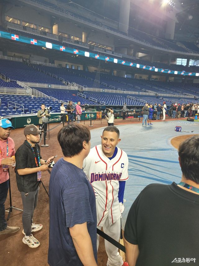 야구 대표팀 류현진(왼쪽)이 13일(한국시간) 미국 플로리다주 마이애미 론디포파크서 도미니카공화국 대표팀 주장 매니 마차도와 즐겁게 대화를 나누고 있다. 마차도는 류현진을 발견하자 먼저 달려와 인사를 건넸다. 마이애미｜장은상 기자 award@donga.com