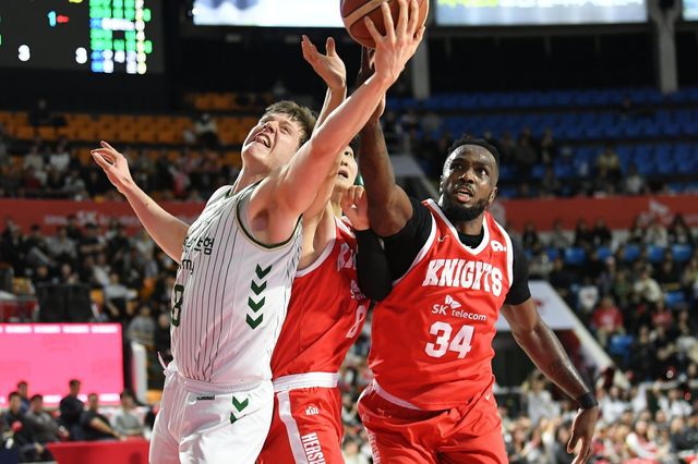 SK 자밀 워니(34번)가 12일 잠실학생체육관서 열린 ‘2025~2026 LG전자 프로농구’ 정규리그 6라운드 DB와 홈경기서 리바운드 경합을 펼치고 있다. 사진제공｜KBL