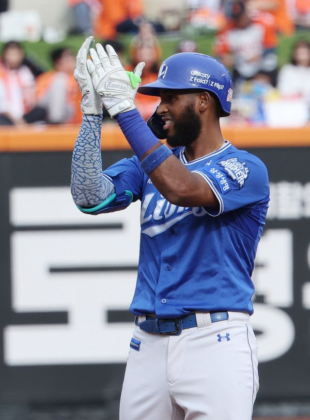 삼성 디아즈는 12일 대전한화생명볼파크서 열린 한화와 시범경기에 앞서 WBC에 출전 중인 동료 구자욱을 향한 응원을 보냈다. 뉴시스