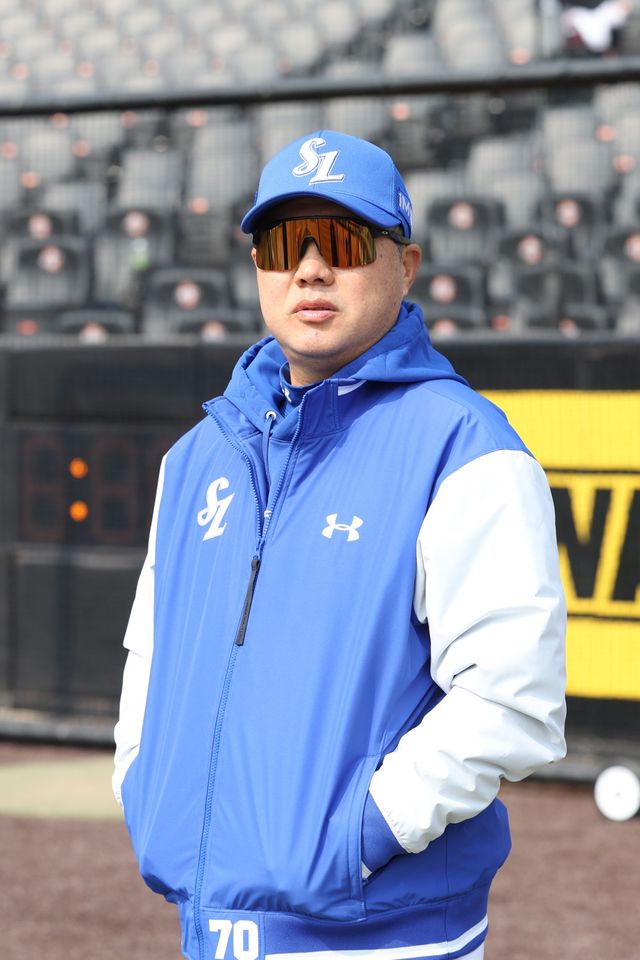 삼성 박진만 감독이 12일 대전한화생명볼파크서 열린 한화와 시범경기에 앞서 그라운드를 응시하고 있다. 사진제공｜삼성 라이온즈