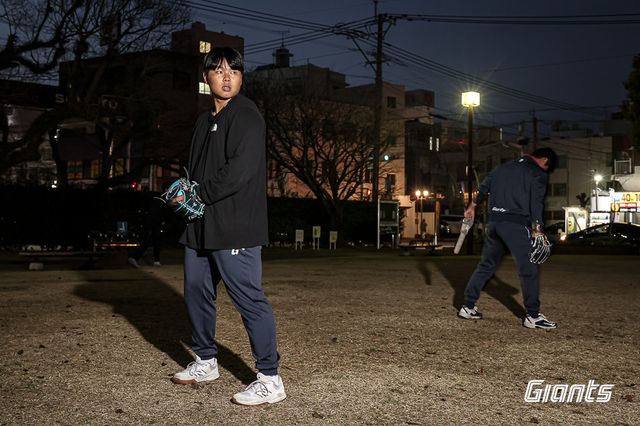 롯데 박진이 지난달 23일 일본 미야자키서 열린 스프링캠프 도중 숙소 인근의 공원서 야간 훈련을 소화하고 있다.&nbsp;사진제공｜롯데 자이언츠