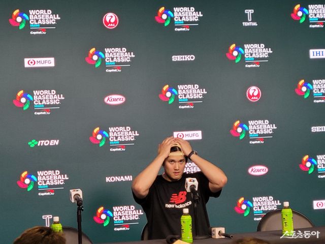 일본 대표팀 오타니 쇼헤이가 13일(한국시간) 미국 플로리다주 마이애미 론디포 파크서 열린 2026 월드베이스볼클래식(WBC) 공식 기자회견에 참석해 취재진의 질문을 듣고 있다. 오타니는 이날 59개의 라이브피칭을 실시했다. 그러나 그는 “현재 투수 등판 계획은 없다”고 잘라 말했다. 마이애미｜장은상 기자 award@donga.com