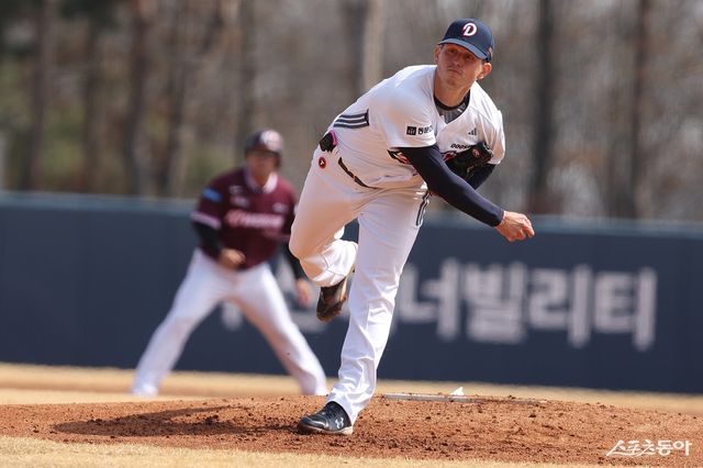 두산 크리스 플렉센이 12일 이천 두산베어스파크서 열린 키움과 시범경기 개막전서 선발등판해 역투하고 있다. 사진제공｜두산 베어스