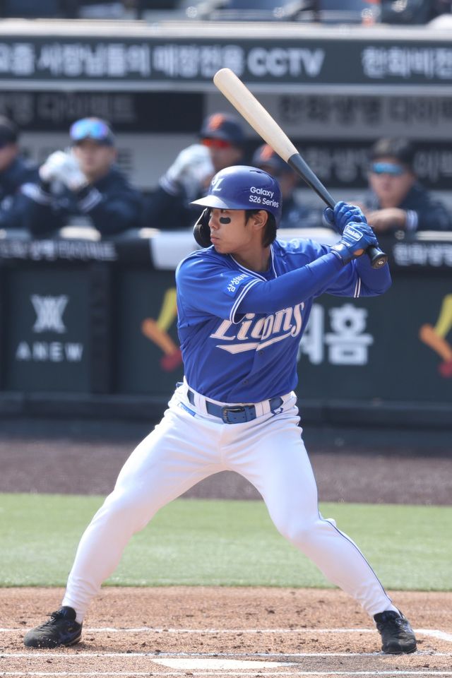 삼성 김성윤이 12일 대전한화생명볼파크서 열린 한화와 시범경기서 타격하고 있다. 사진제공｜삼성 라이온즈