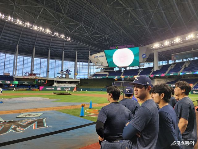 야구 대표팀이 13일(한국시간) 미국 플로리다주 마이애미 론디포파크서 도미니카공화국 대표팀 주장 매니 마차도와 즐겁게 대화를 나누고 있다. 마차도는 류현진을 발견하자 먼저 달려와 인사를 건넸다. 마이애미｜장은상 기자 award@donga.com