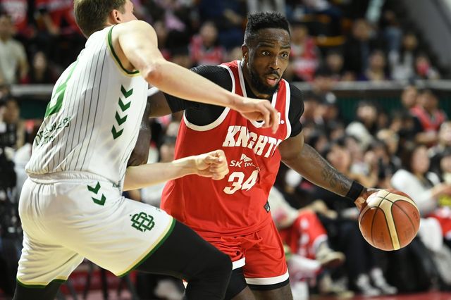 SK 자밀 워니(오른쪽)가 12일 잠실학생체육관서 열린 ‘2025~2026 LG전자 프로농구’ 정규리그 6라운드 DB와 홈경기서 헨리 엘런슨의 수비를 뚫어내고 있다. 사진제공｜KBL