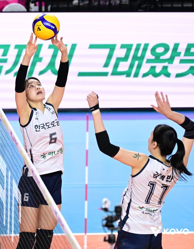 도로공사 이윤정(왼쪽)이 13일 인천삼산월드체육관서 열린 흥국생명과 홈경기 도중 김세빈에게 공을 띄워주고 있다. 사진제공｜KOVO