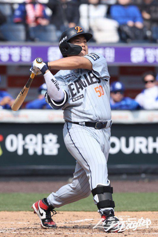 한화 강백호가 13일 대전한화생명볼파크서 열린 삼성과 시범경기서 이적 후 첫 홈런을 터트렸다. 사진제공ㅣ한화 이글스