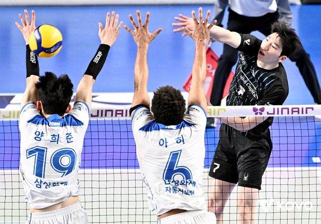 현대캐피탈 허수봉(오른쪽)이 13일 천안유관순체육관에서 열린 삼성화재와 홈경기 도중 상대 블로킹을 뚫고 스파이크를 하고 있다. 사진제공｜KOVO