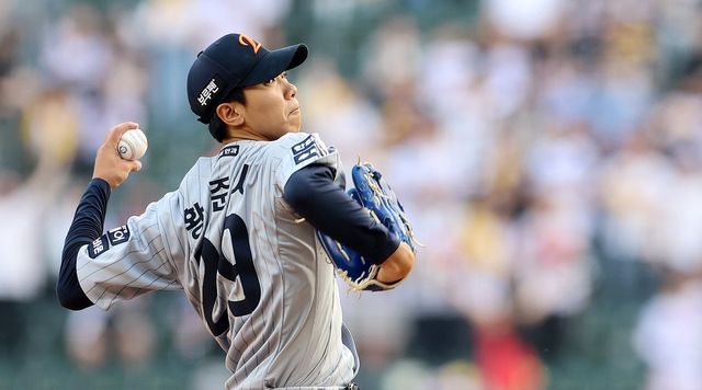 한화 황준서가 13일 대전한화생명볼파크서 열린 삼성 라이온즈와 시범경기서 3이닝 1실점의 호투를 펼쳐 기대를 키웠다. 뉴시스