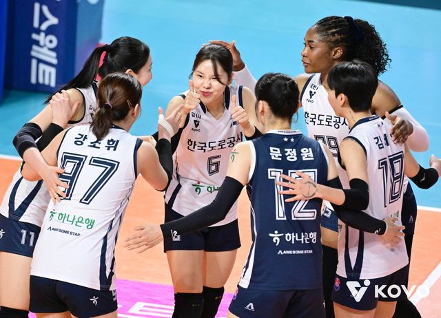 도로공사 선수들이 13일 인천삼산월드체육관서 열린 흥국생명과 원정경기 도중 득점한 뒤 한데 모여 기뻐하고 있다. 사진제공｜KOVO