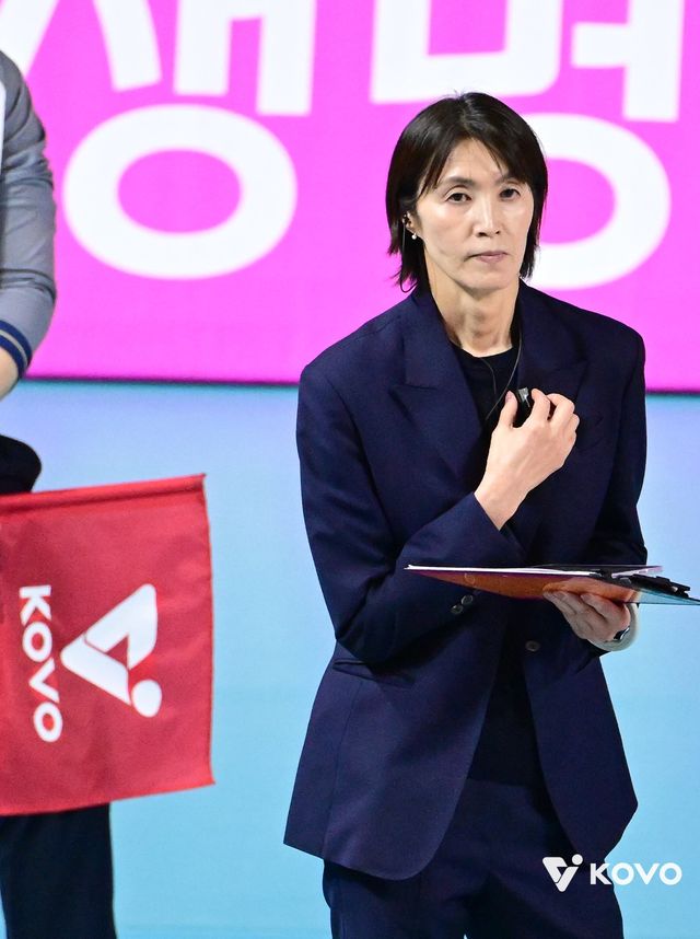 요시하라 도모코 흥국생명 감독이 13일 인천삼산월드체육관서 열린 도로공사와 홈경기 도중 코트를 바라보고 있다. 사진제공｜KOVO