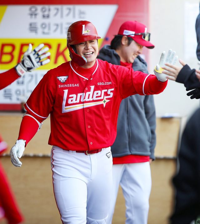 SSG 김재환이 13일 광주-기아챔피언스필드서 열린 KIA와 시범경기 2회초 홈런을 쳐낸 뒤 기뻐하고 있다. 사진제공ㅣSSG 랜더스