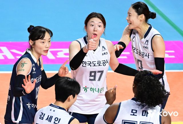 강소휘(가운데)를 비롯한 도로공사 선수들이 13일 인천삼산월드체육관서 열린 흥국생명과 원정경기서 득점한 뒤 기뻐하고 있다. 사진제공｜KOVO