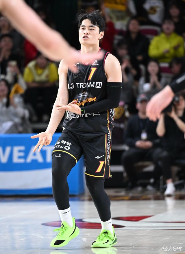 LG 유기상이 13일 창원체육관서 열린 삼성전에서 3점슛을 성공한 뒤 기뻐하고 있다. 사진제공ㅣKBL