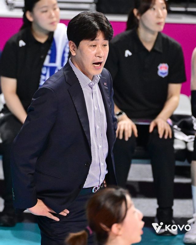 도로공사 김종민 감독이 13일 인천삼산월드체육관서 열린 흥국생명과 원정경기 도중 코트를 바라보고 있다. 사진제공｜KOVO