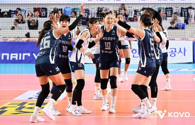 한국도로공사 선수들이 지난달 20일 GS칼텍스와 홈경기서 승리한 뒤 기뻐하고 있다. 사진제공｜KOVO