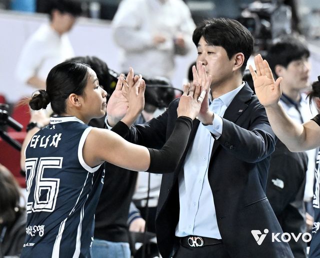 김종민 한국도로공사 감독(오른쪽)은 이번 시즌 정확한 진단과 선수 기용을 앞세워 팀을 8시즌만의 정규리그 1위로 이끌었다. 사진제공│KOVO