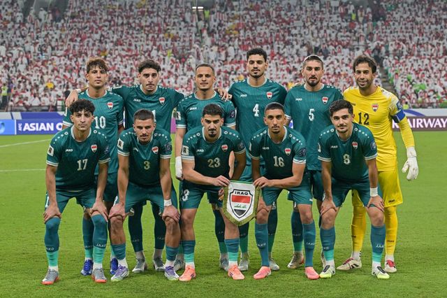이라크 축구대표 선수들이 지난해 11월 UAE와 북중미월드컵 PO 1차전 직전 결의를 다지고 있다. 아부다비｜AP뉴시스