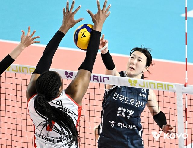 한국도로공사는 정규리그 내내 불을 뿜은 모마, 타나차, 강소휘(뒤) 삼각편대가 챔프전서도 화력쇼를 펼칠 것으로 기대를 모은다. 사진제공│KOVO