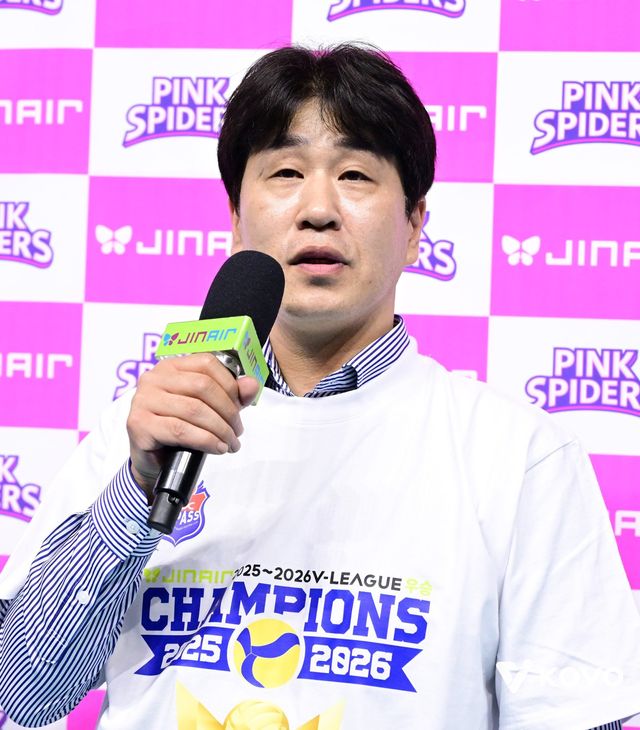 도로공사 김종민 감독이 13일 인천삼산월드체육관서 열린 흥국생명과 원정경기서 3-0 승리를 거두며 정규리그 1위를 확정한 뒤 방송사와 인터뷰를 하고 있다. 사진제공｜KOVO