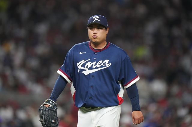 야구 대표팀 류현진이 14일(한국시간) 미국 플로리다주 마이애미 론디포파크서 열린 2026월드베이스볼클래식(WBC) 도미니카공화국과 8강전을 마친 뒤 국가대표 은퇴 의사를 밝혔다. 사진은 8강전 도중 마운드를 내려가고 있는 류현진. 마이애미｜AP뉴시스