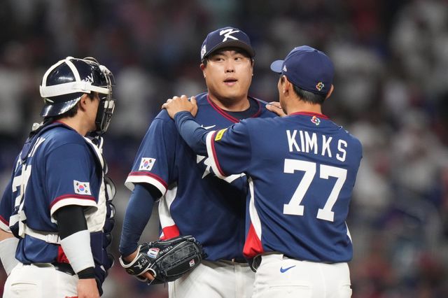 야구 대표팀 류현진(가운데)이 14일 미국 플로리다주 마이애미 론디포파크서 열린 2026월드베이스볼클래식(WBC) 도미니카공화국과 대회 8강전에 선발투수로 등판해 2회말 도중 김광삼 투수코치(오른쪽)와 포수 박동원과 대화를 나누고 있다. 마이애미｜AP뉴시스