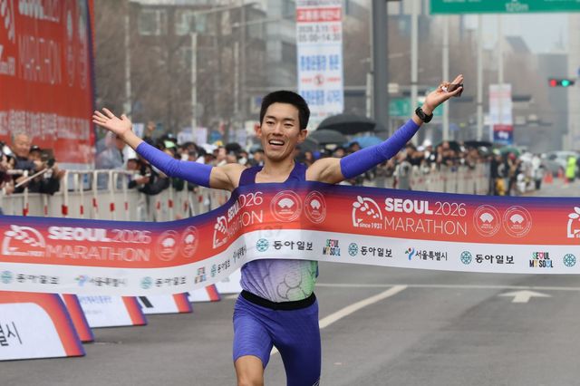 박민호(사진)와 정다은이 15일 2026서울마라톤 겸 제96회 동아마라톤서 3년 만에 국내 남녀부 정상 탈환에 성공했다. 박형기 동아일보 기자