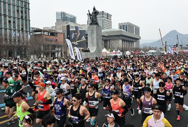 WA가 인증한 국내 유일의 플래티넘 라벨 마라톤 대회인 2026서울마라톤 겸 제96회 동아마라톤 참가자들이 15일 스타트 총성과 함께 서울 광화문광장을 달리고 있다. 양회성 동아일보 기자 yohan@donga.com