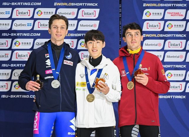 임종언(가운데)이 15일(한국시간) 캐나다 몬트리올 리처드 아레나에서 열린 세계선수권대회 남자 1500m 우승을 차지한 뒤 토마스 나달리니(왼쪽), 스테인 데스머트와 시상대에서 활짝 웃고 있다. 몬트리올ㅣAP뉴시스