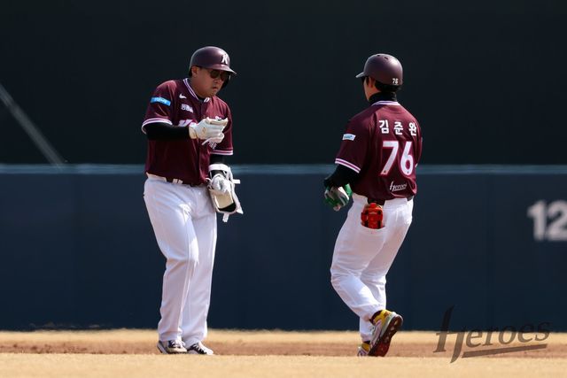 키움 안치홍(왼쪽)은 시범경기 쾌조의 타격감을 이어가 주전 경쟁서 앞서가려고 한다. 사진제공｜키움 히어로즈