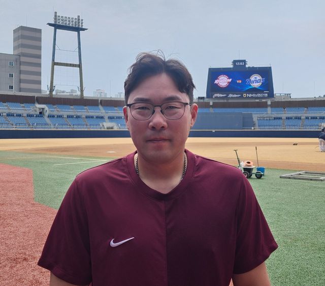 키움 안치홍이 15일&nbsp; ‘2026 신한 SOL KBO리그’ 시범경기 NC전을 앞두고 인터뷰하고 있다. 창원=박정현 기자