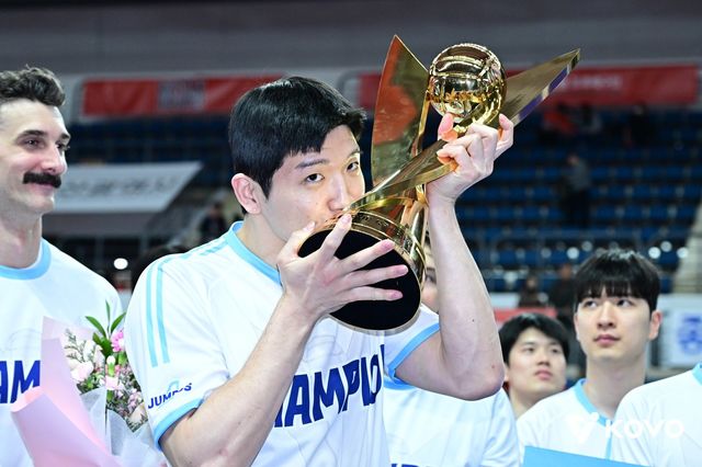 대한항공 주장 정지석이 15일 부산강서체육관서 열린 OK저축은행과 V리그 남자부 정규리그 6라운드 원정경기를 마친 뒤 진행된 정규리그 1위 시상식에서 트로피에 입맞춤하고 있다. 사진제공｜KOVO