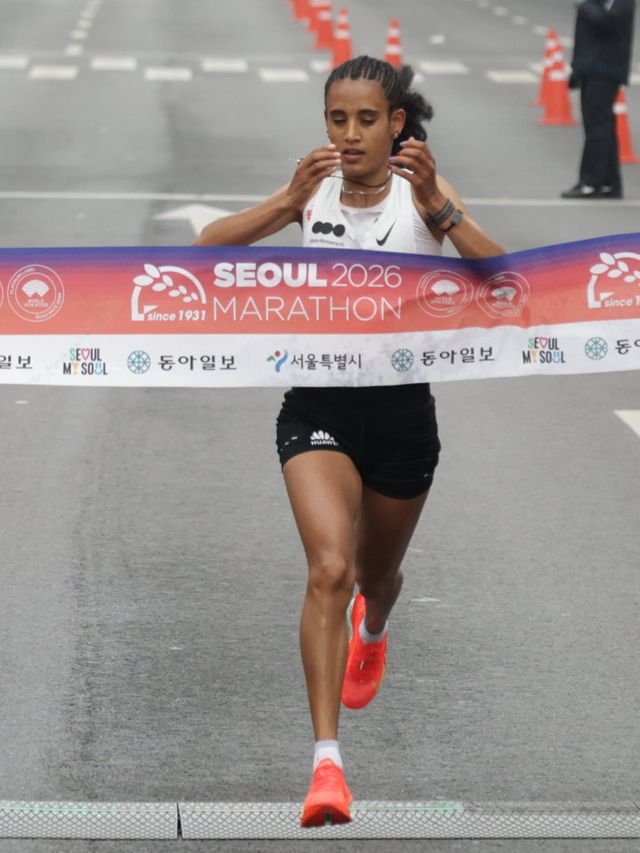 에티오피아 하벤 하일루 데세가 15일 서울 광화문광장을 출발해 잠실종합운동장으로 골인하는 코스로 진행된 2026서울마라톤 겸 제96회 동아마라톤 국제 엘리트 여자부에서 자신의 최고 기록을 8초 앞당긴 2시간19분17초에 골인하며 환호하고 있다. 박형기 동아일보 기자 oneshot@donga.com