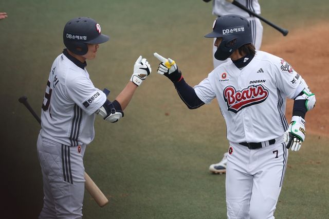 두산 박찬호(오른쪽)가 15일 이천 삼성과 시범경기 4회말 2점홈런을 터트린 뒤 정수빈과 세리머니를 하고 있다. 사진제공｜두산 베어스